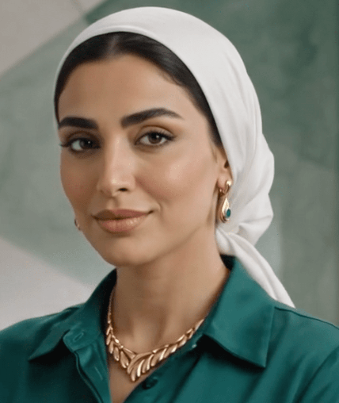 مدل پوشیده از جواهر برای نمایش استایل برند